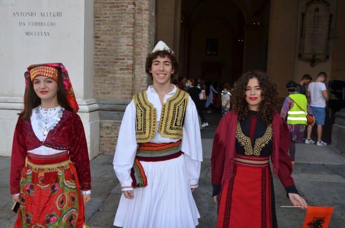 Të rinjtë shqiptarë në festën e popujve në Parma të Italisë