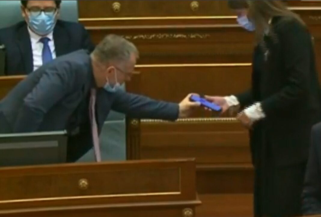 cfare-i-tregoi-besnik-bislimi-ne-telefon-qe-e-shtangu-albulena-haxhiun?