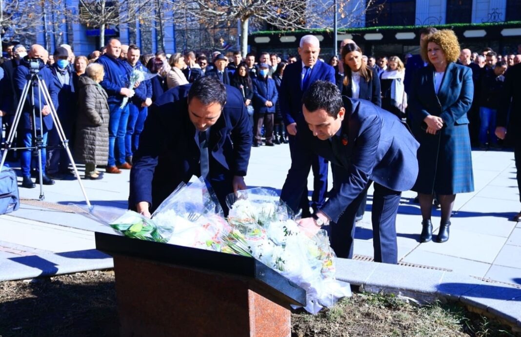 kurti-e-konjufca-bejne-homazhe-te-varri-i-arben-xheladinit