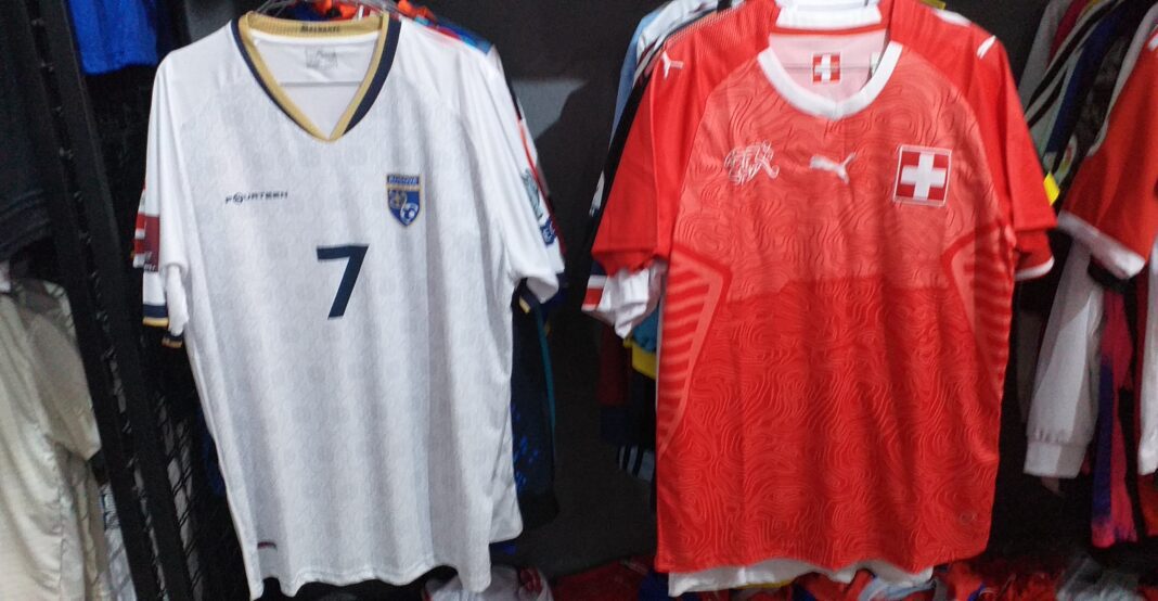 Fanelat e kombëtareve të Kosovës dhe Zvicrës, në rend të parë , në një dyqan sporti në Kosovë