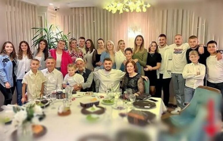 Pamje e bukur nga familja e Jasharëve, Rifat Jashari bashkë me familje